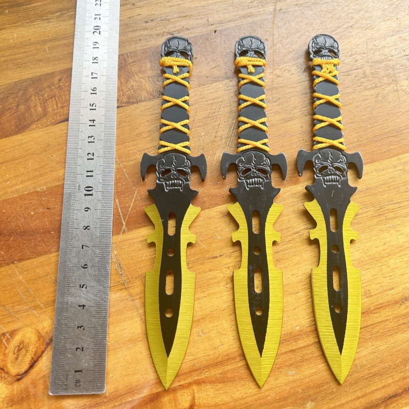 Set di coltelli da lancio da allenamento YF220 – 3 pezzi, Oro Set di coltelli da lancio da allenamento YF220 – 3 pezzi, Oro