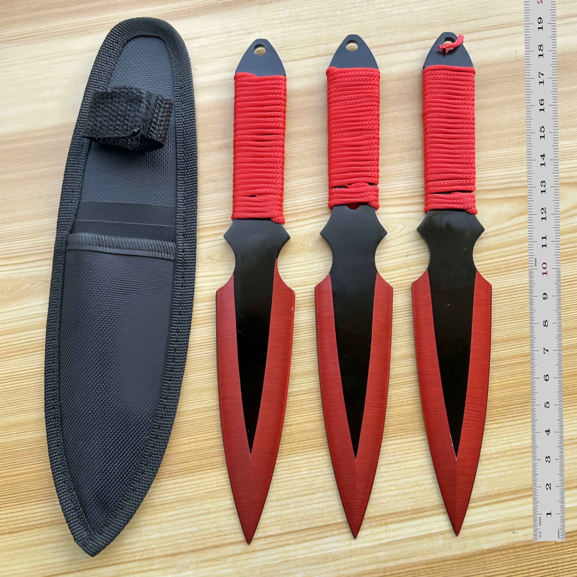 Set di coltelli da lancio da allenamento YF122 – 3 pezzi, Dettaglio rosso Set di coltelli da lancio da allenamento YF122 – 3 pezzi, Dettaglio rosso